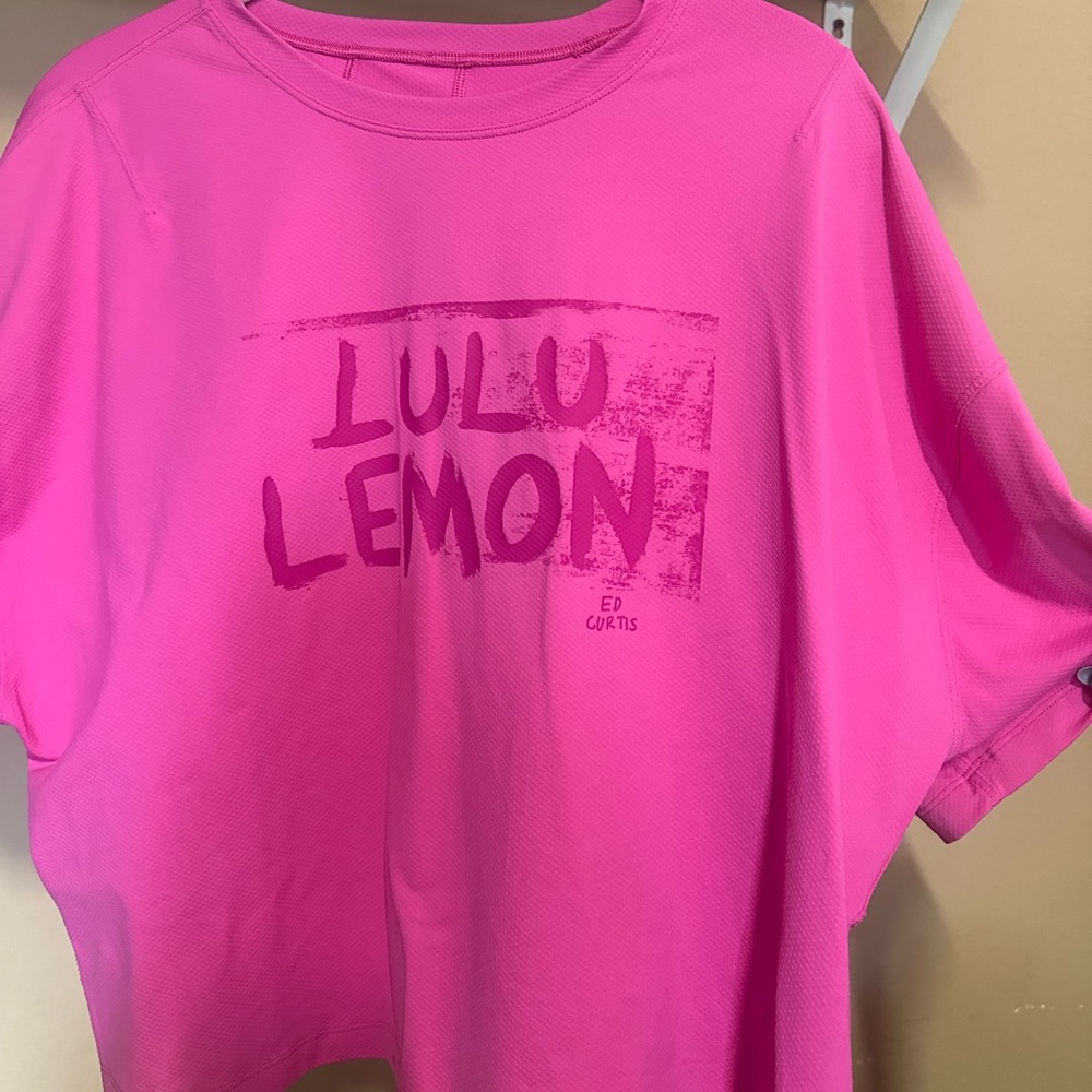 Lululemon women pink crop tee